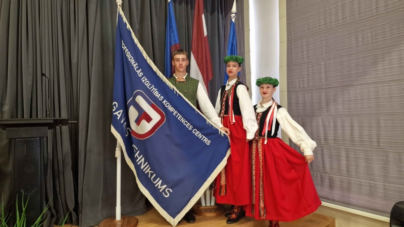Deju kolektīvs pie karogiem