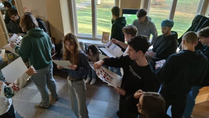 Studentu grupa muzeja ekspozīcijā