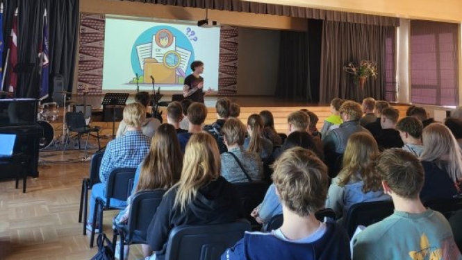 Skolēni piedalās lekcijā