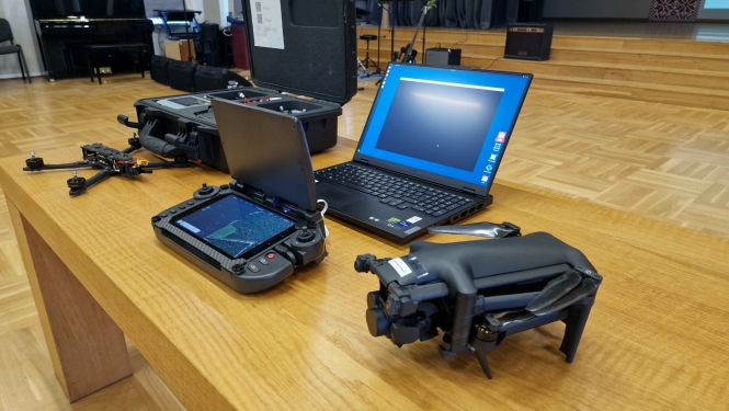drons, laptops un pults