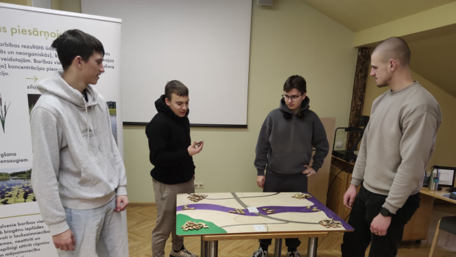 Studenti spēlē spēli