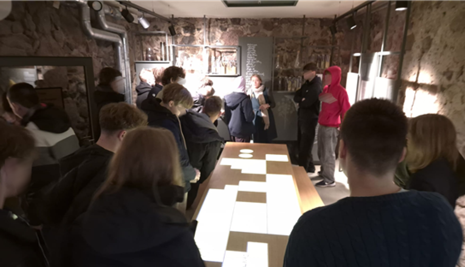 Studentu grupa muzeja ekspozīcijā