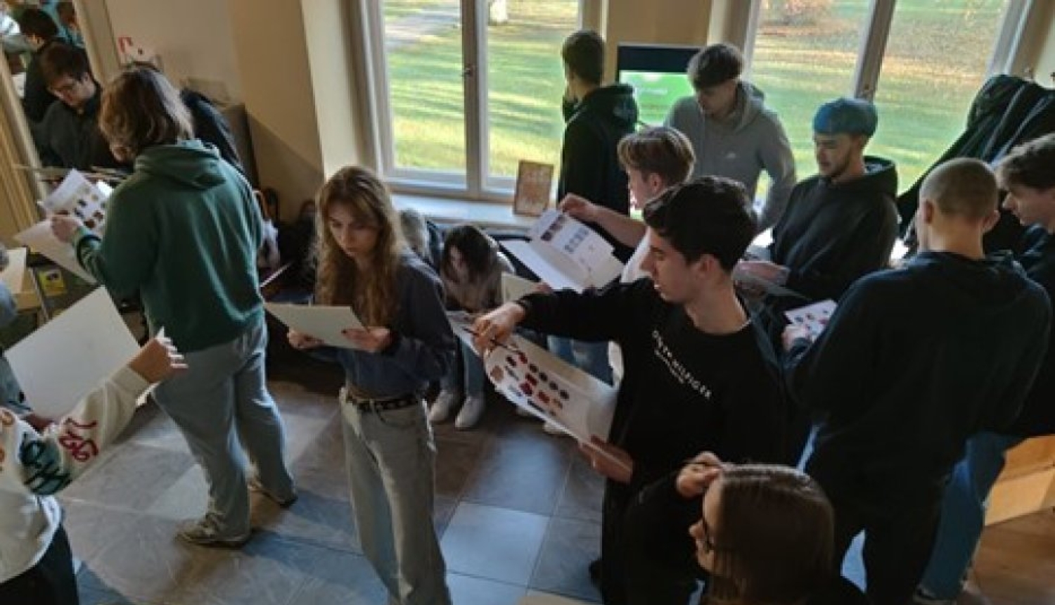 Studentu grupa muzeja ekspozīcijā