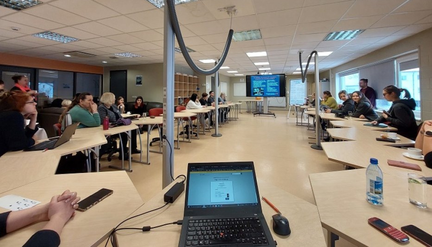 Konferences dalībnieki klausās lekciju