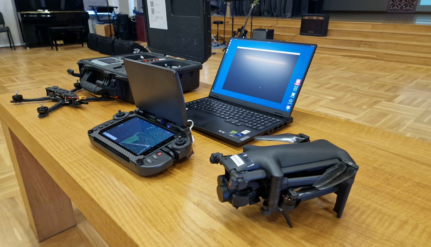 drons, laptops un pults