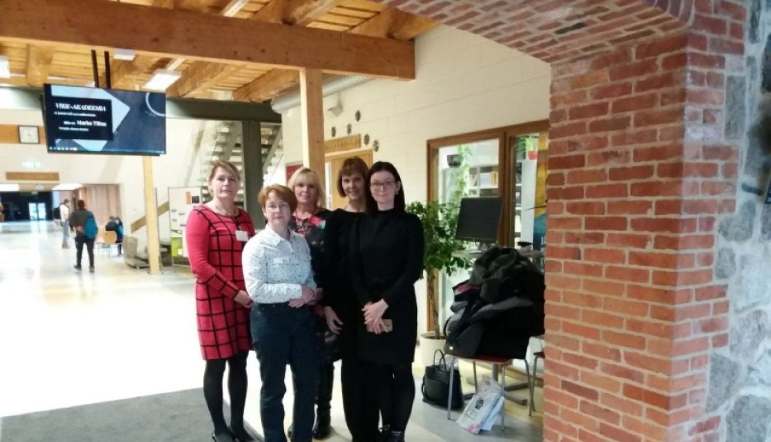 Projekta dalībieku kopbilde skolā