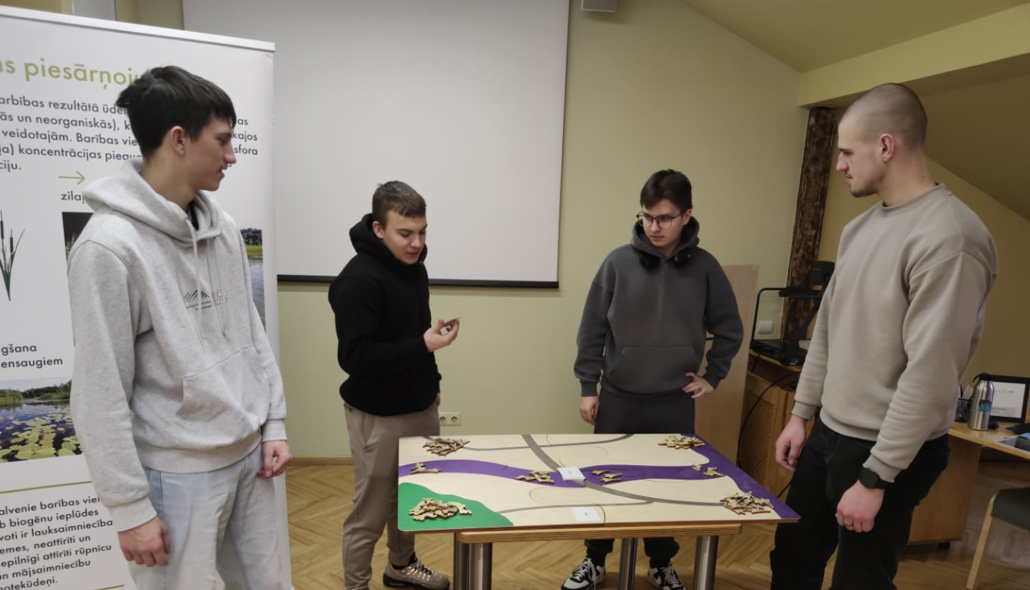 Studenti spēlē spēli