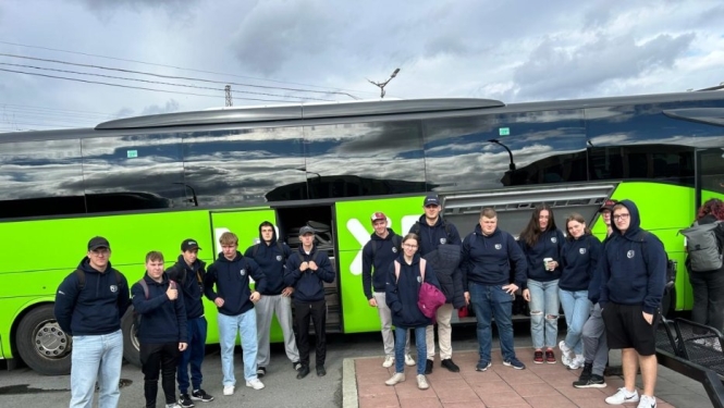 Studenti pie autobusa